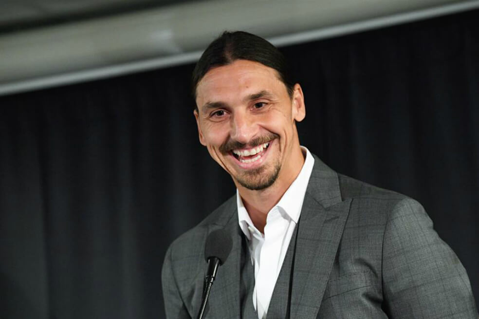 El sueco Zlatan Ibrahimovic sonríe en la rueda de prensa en la que habló sobre su estatua. / EFE