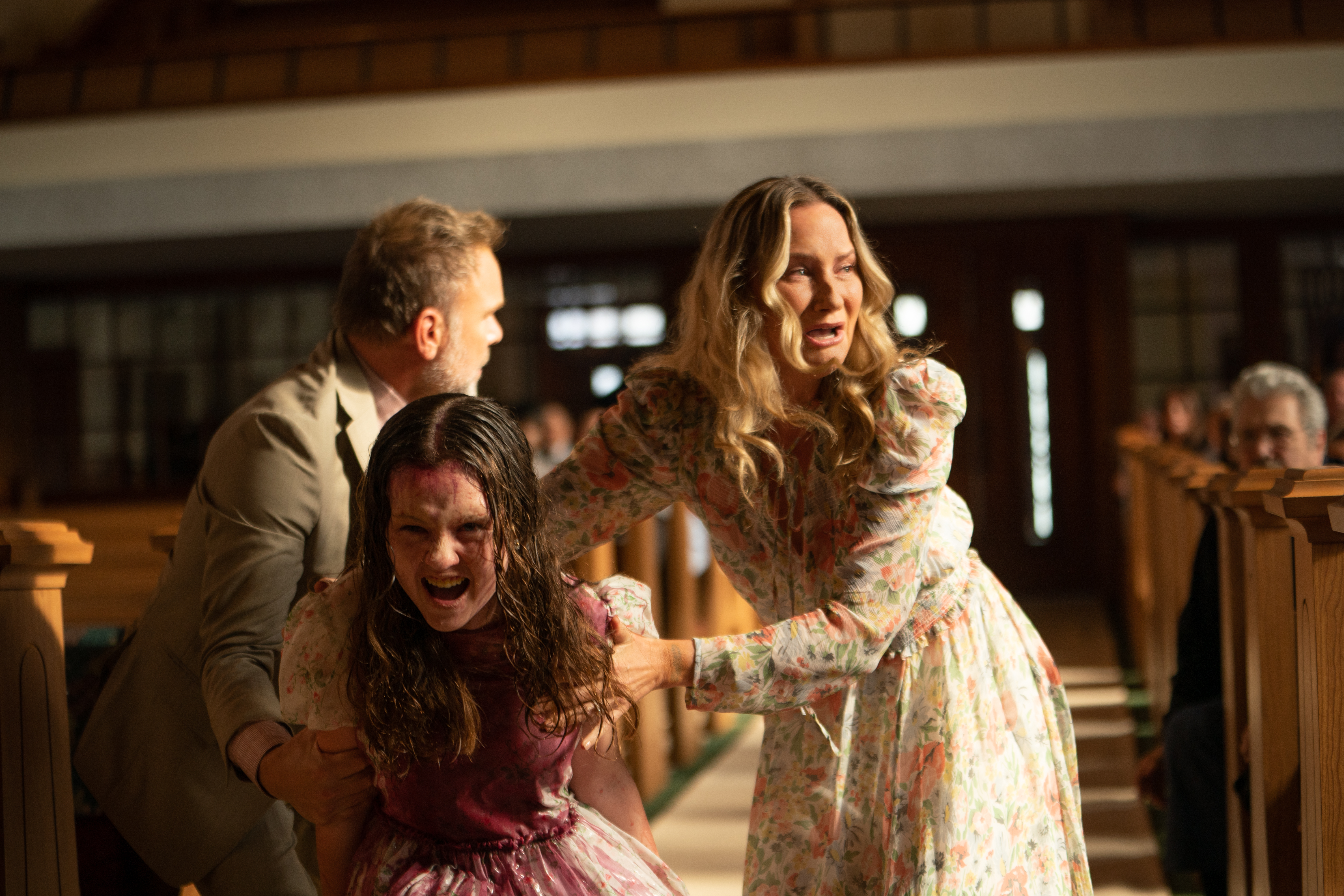 AME5005. LOS ÁNGELES (ESTADOS UNIDOS), 06/10/2023.- Fotografía cedida por Universal Pictures que muestra a los actores Norbert Leo Butz (i), como Tony, Olivia O'Neill (c), como Katherine, y Jennifer Nettles (d), como Miranda, durante una escena de la película The Exorcist: Believer. Sin el personaje de la niña Regan MacNeil ni el padre Karras, "The Exorcist" regresa 50 años después con una versión renovada que abarca desde un viaje a Haití hasta rituales de vudú, y en el que el papel principal recae en dos jóvenes de distinta clase social que sufren posesiones demoníacas. EFE/ Universal Pictures SOLO USO EDITORIAL/SOLO DISPONIBLE PARA ILUSTRAR LA NOTICIA QUE ACOMPAÑA (CRÉDITO OBLIGATORIO)