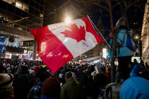 Canadá: Policía desaloja manifestantes a la fuerza en Ottawa