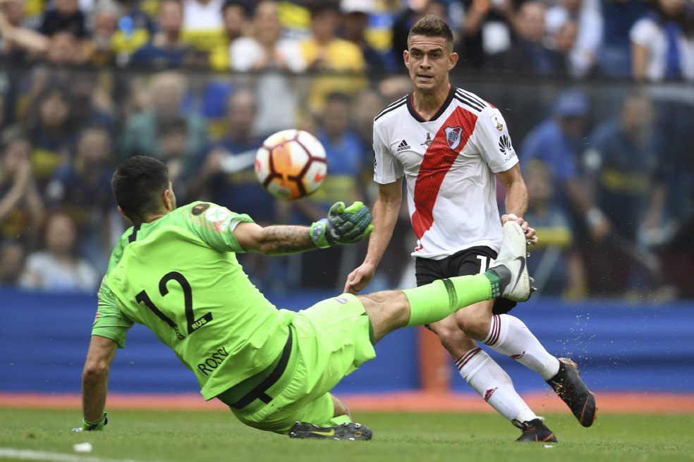 El delantero colombiano de River Rafael Santos Borré tuvo dos opciones claras de gol, pero no pudo marcar en La Bombonera.