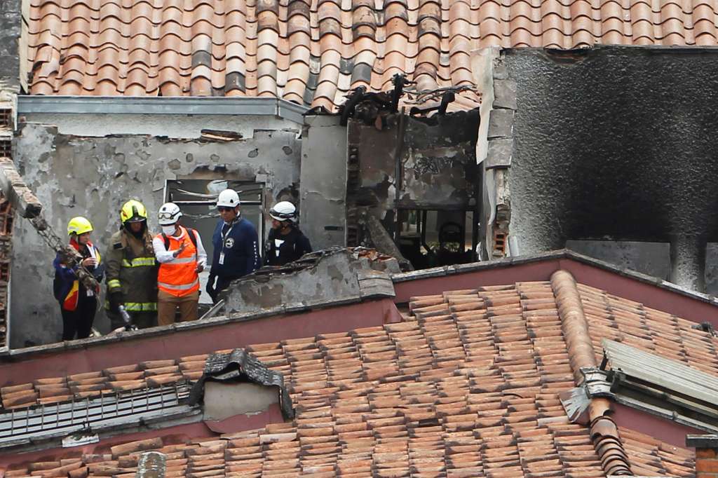 MED400 MEDELLÍN (COLOMBIA), 21/11/2022.- Bomberos y organismos de socorro llegan para atender la emergencia, luego de que una avioneta se estrellara en un barrio residencial hoy en Medellín (Colombia). Una avioneta cayó este lunes en un barrio residencial de Medellín y causó la muerte de sus ocho ocupantes así como daños a por lo menos siete viviendas, informaron las autoridades. EFE/Luis Eduardo Noriega