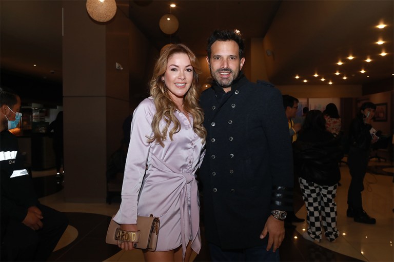 Dejémonos de Vargas
La nueva serie televisiva del canal RCN en la franja familiar estará a cargo de un elenco de un elenco de lujo, Dejémonos de Vargas una comedia familiar que presento su primer capítulo para medios este miércoles 6 de julio en el cinépolis del centro comercial plaza claro.