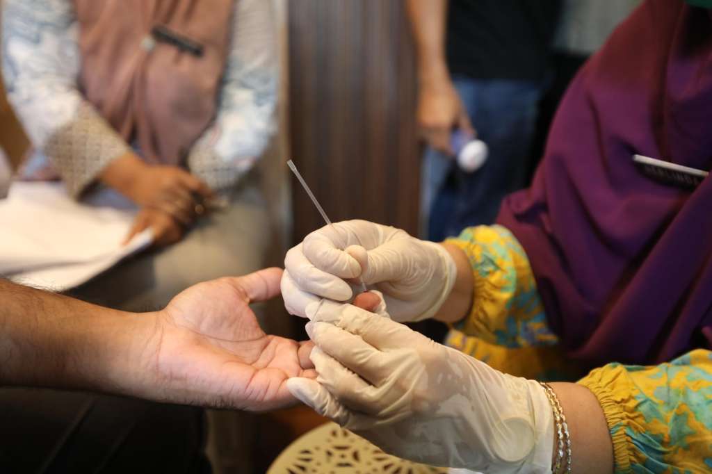 BANDA ACEH (Indonesia), 15/05/2025.- Officers from the Aceh Province National Narcotics Agency hold a urine and drug test for massage parlor workers in Banda Aceh, Indonesia, 15 May 2025. Banda Aceh local government, represented by the Mayor of Banda Aceh, Illiza Saadudin, in collaboration with the Aceh Province National Narcotics Agency, intensified raids and urine and blood tests on workers in traditional massage parlors and hotels as part of the campaign against drugs and the spread of HIV in the city community. EFE/EPA/HOTLI SIMANJUNTAK