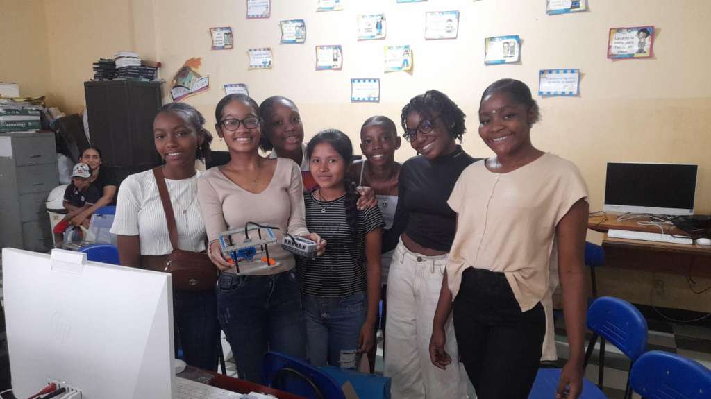 Niñas estudiando robótica en Chocó