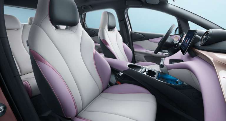 En su interior se encuentran asientos con diseño deportivo, un reposacabezas hueco y ajuste eléctrico para la silla del conductor.