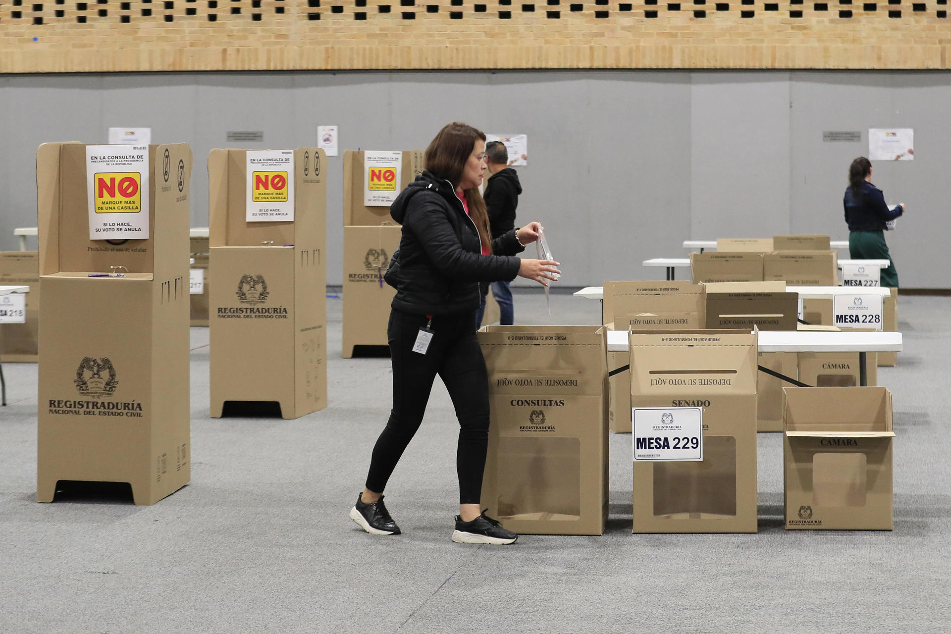AME1497. BOGOTÁ (COLOMBIA), 07/03/2026.- Una persona instala urnas de votación este sábado, para la elecciones legislativas 2026 en el recinto ferial de Corferias en Bogotá (Colombia). Más de 41 millones de colombianos están convocados este domingo a las urnas para elegir a los miembros del Senado y la Cámara de Representantes para el periodo 2026-2030 en las primeras elecciones de este año en el país, que tiene también presidenciales el próximo 31 de mayo y una posible segunda vuelta el 21 de junio. EFE/ Carlos Ortega