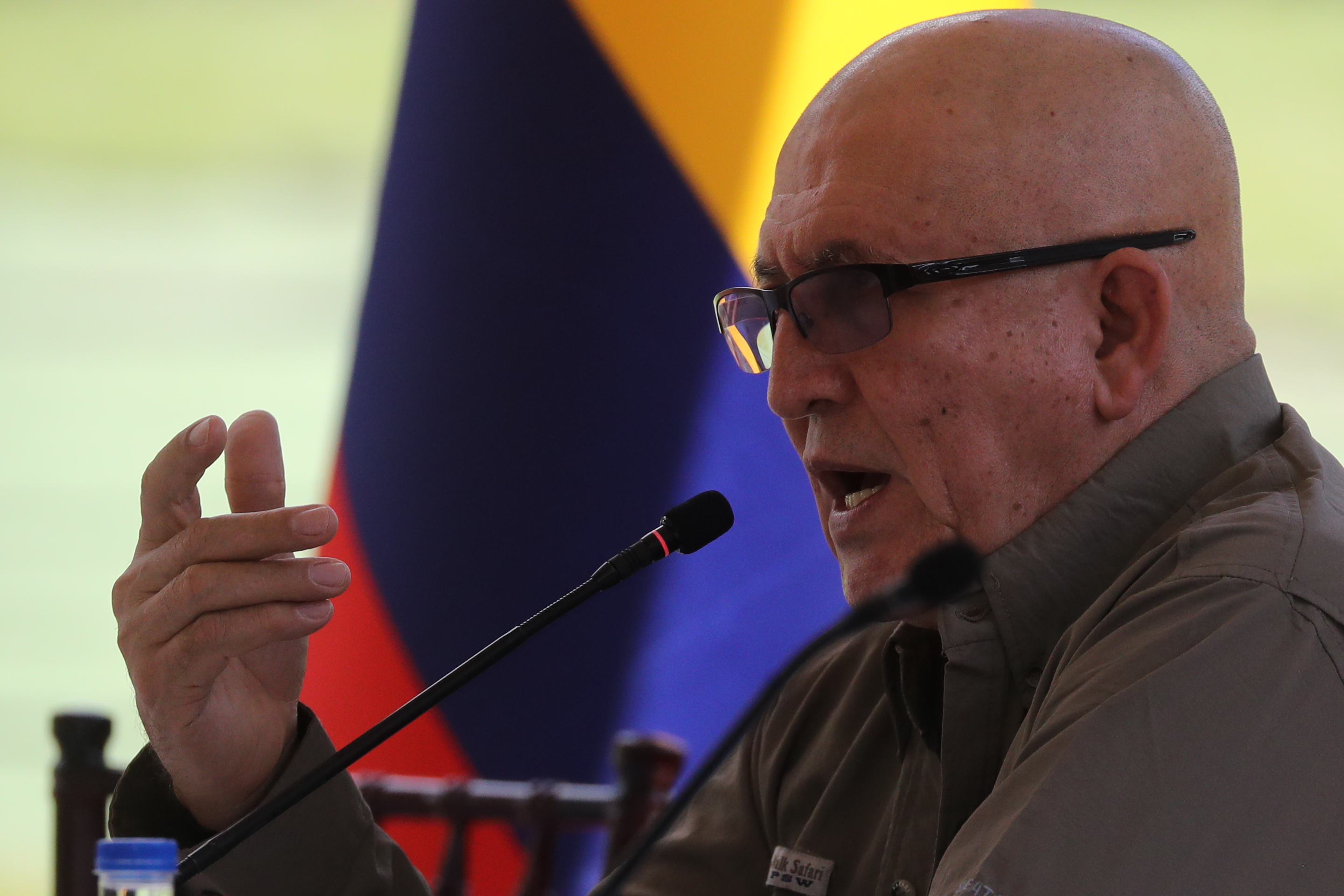 AME2111. CARACAS (VENEZUELA), 04/10/2022.- El vocero del ELN Antonio García habla durante una reunión con voceros del gobierno colombiano hoy, en Caracas (Venezuela). La guerrilla del Ejército de Liberación Nacional (ELN) y el Gobierno de Colombia retomarán las negociaciones de paz el próximo noviembre, según un acuerdo firmado este martes por las partes en Venezuela, país que actuará como garante en los diálogos, junto a Cuba y Noruega. EFE/ Miguel Gutiérrez