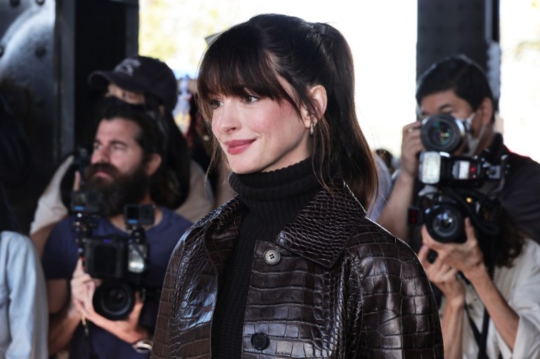 Anne Hathaway nos enseña cómo usar botas altas con vestido