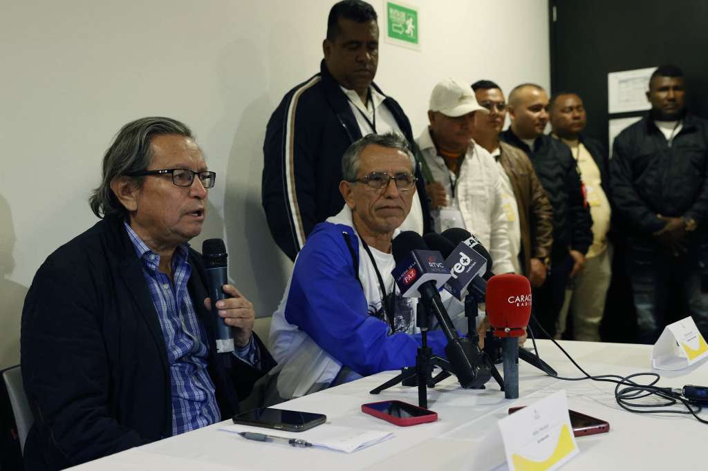 AME1337. BOGOTÁ (COLOMBIA), 26/11/2024.- El exintegrante de las FARC 'Walter Mendoza' (d), y el jefe de la delegación del gobierno nacional, Armando Novoa García asisten a una rueda de prensa este martes, en Bogotá (Colombia). El Gobierno de Colombia retomará las negociaciones políticas iniciadas en Caracas con la Segunda Marquetalia, comandada por 'Iván Márquez', sin este ex alto comandante de las FARC, y solo con una facción de esta disidencia, que actúa en el suroeste del país. EFE/ Mauricio Dueñas Castañeda