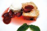 Ponqué de ciruelas con salsa de fresas cocidas en té de frutos rojos