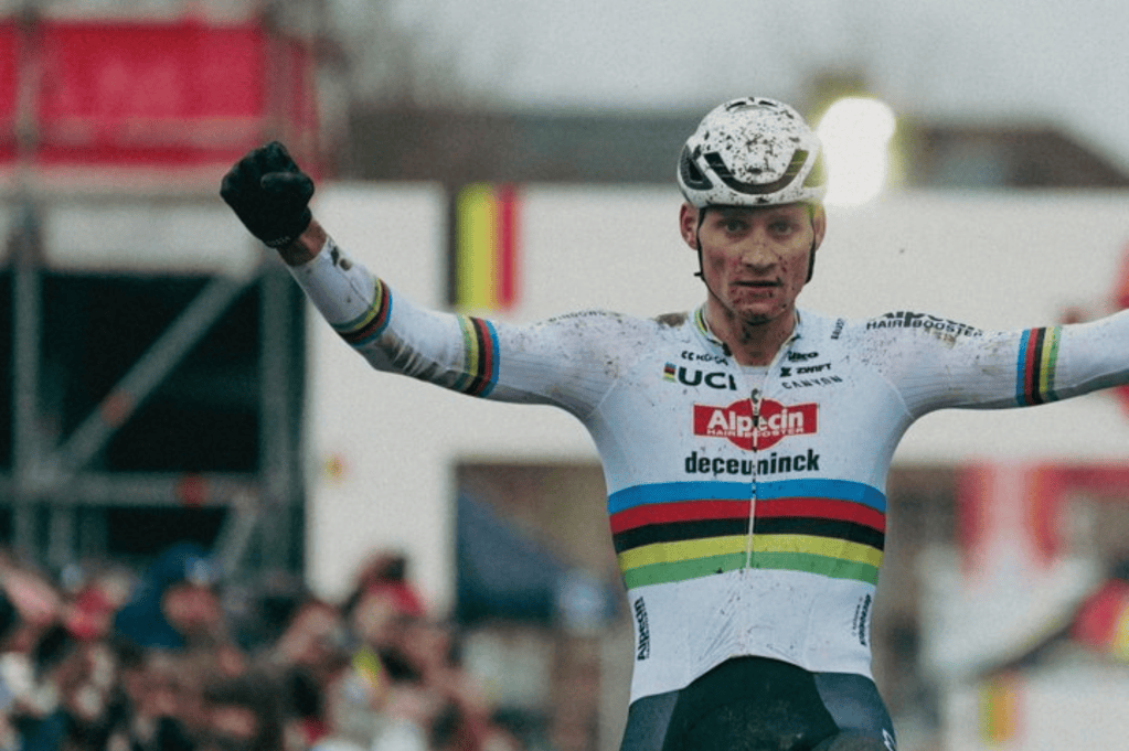 Van der Poel celebra en la meta en Bélgica.
