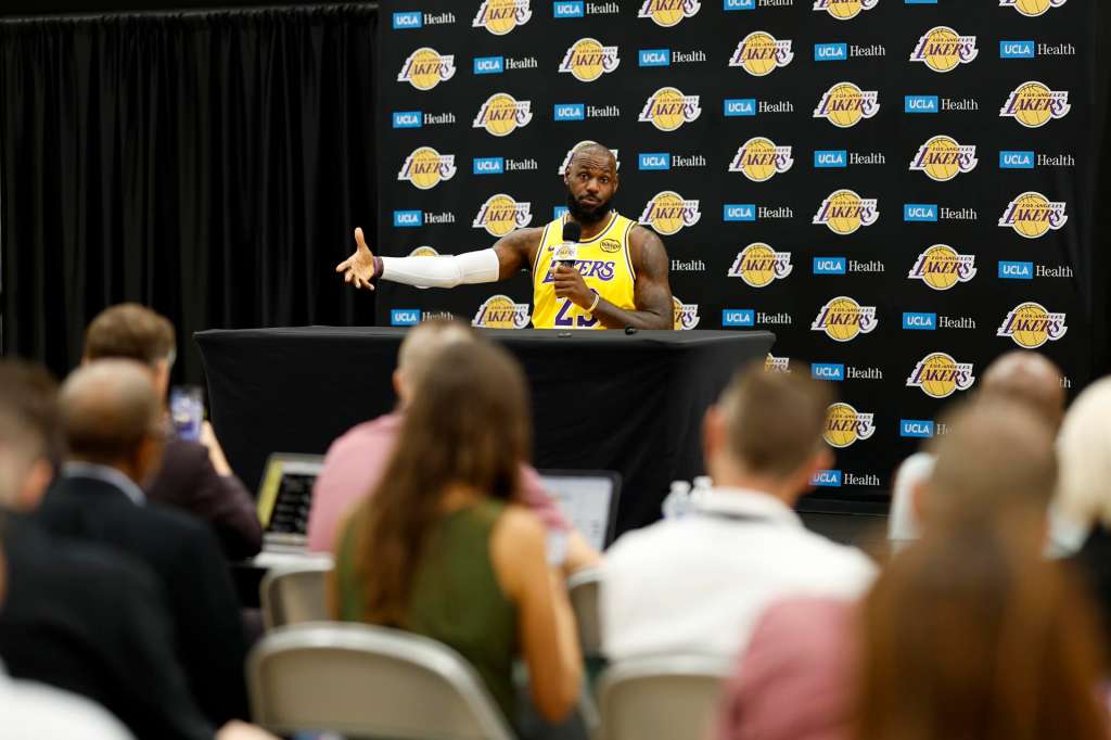 EL SEGUNDO (United States), 29/09/2025.- Los Angeles Lakers forward LeBron James attends the Los Angeles Lakers Media Day at the UCLA Health Training Center in El Segundo, California, USA, 29 September 2025. (Baloncesto) EFE/EPA/CAROLINE BREHMAN SHUTTERSTOCK OUT