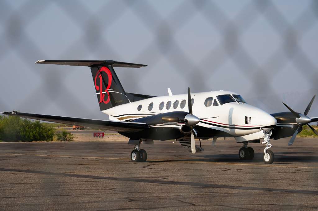 AME4911. SANTA TERESA (ESTADOS UNIDOS), 25/07/2024.- Fotografía donde se observa el avión privado donde fueron transportados Ismael "el Mayo" Zambada y Joaquín Guzmán López, en un aeropuerto privado este jueves, de Santa Teresa, Nuevo México (Estados Unidos). Estados Unidos detuvo en Texas este jueves a Ismael 'el Mayo' Zambada, líder y cofundador del Cártel de Sinaloa, quien era buscado por las autoridades estadounidenses desde hace décadas y tenía una recompensa de 15 millones de dólares, según el Departamento de Justicia. Junto a Zambada se arrestó a Joaquín Guzmán López, uno de los hijos de Joaquín 'el Chapo' Guzmán. EFE/ César Contreras