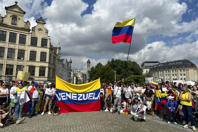 GRAF254. BRUSELAS, 17/08/2024.- Decenas de personas convocadas oposición venezolana protestan en Bruselas para denunciar los resultados oficiales de las elecciones que dieron como vencedor al chavista Nicolás Maduro y han sido cuestionados por la comunidad internacional. EFE/Rosa Jiménez