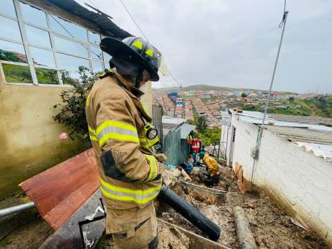 Emergencia por inundación en el sur de Bogotá deja a 13 personas atrapadas