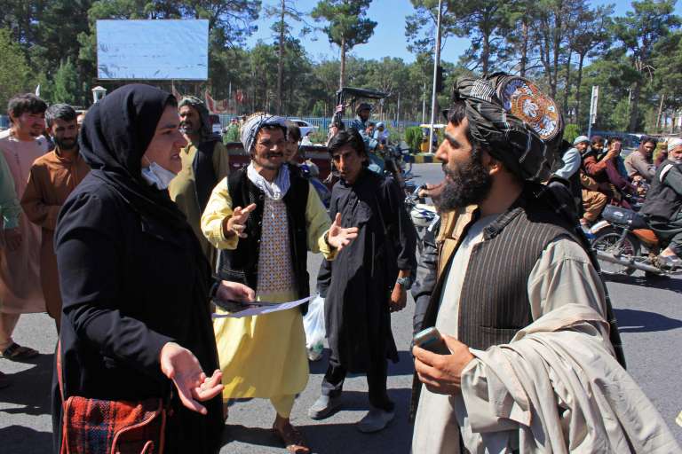 En medio de las protestas en la ciudad de Herat, una mujer discute con un miembro del talibán.