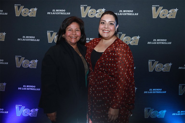ARELYS HENAO CON PERSONAJES DE LA NOVELA