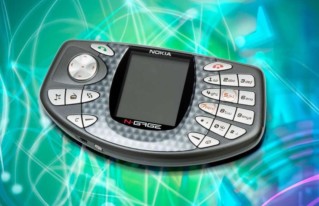 Nokia N-Gage, un celular y consola portátil que aun muchos intentan descubrir como descolgar.