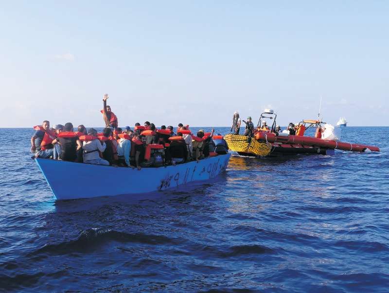 Migrantes son rescatados por un barco de Médicos Sin Fronteras tras salir de Libia tratando de llegar a Europa. / AFP