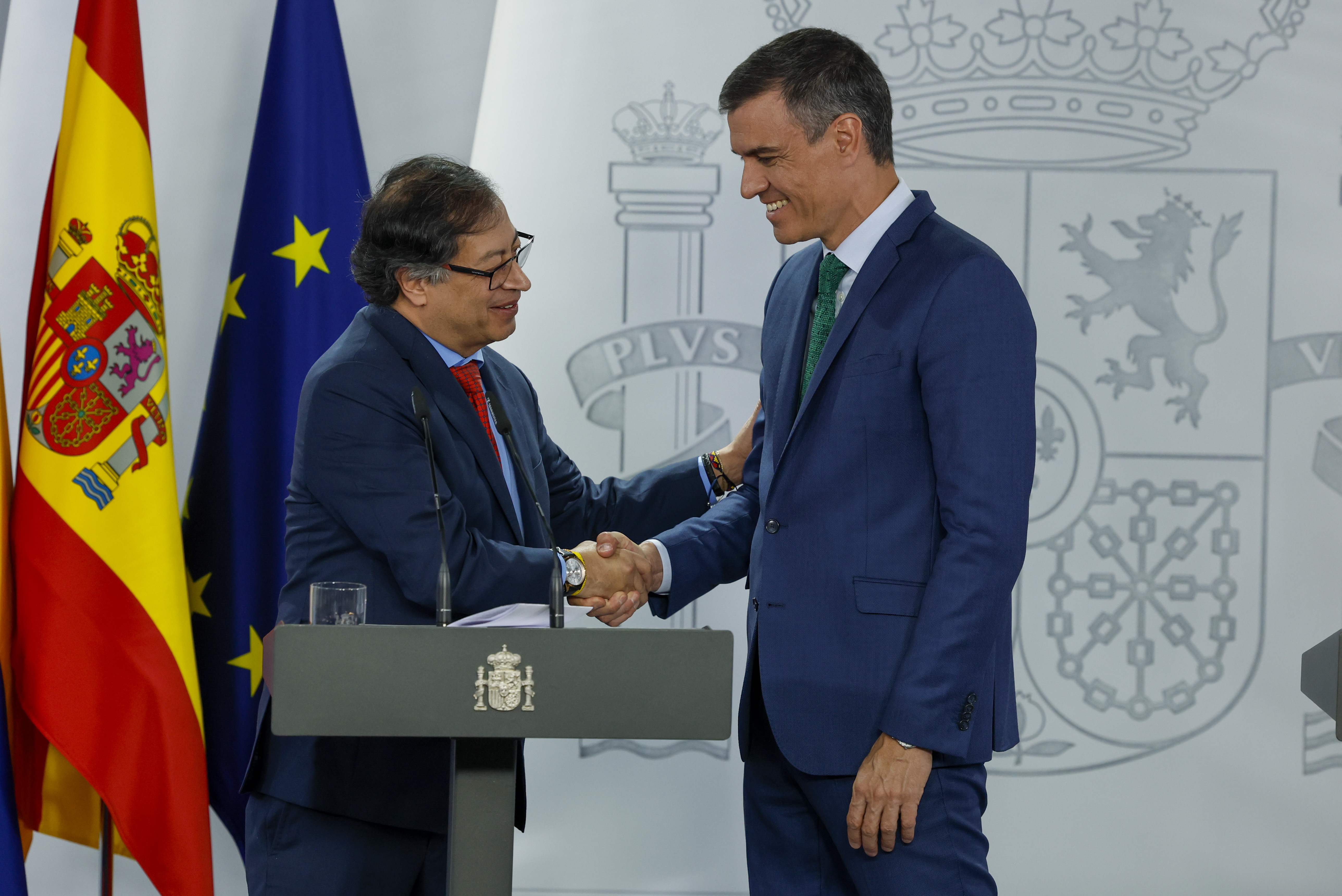 MADRID, 04/05/2023.- El presidente del Gobierno, Pedro Sánchez (d) y el presidente de Colombia, Gustavo Petro (i) durante la rueda de prensa ofrecida tras la reunión mantenida este jueves en el Palacio de la Moncloa en Madrid. EFE/ J.J.Guillen