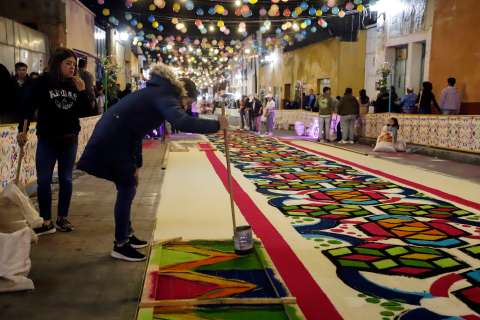 Tapetes de aserrín de hasta 100 metros se despliegan en calles del centro de México