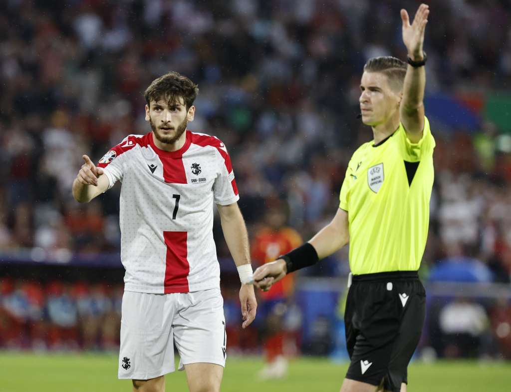 Cologne (Germany), 30/06/2024.- Khvicha Kvaratskhelia of Georgia (L) and referee Francois Letexier (R) gesture during the UEFA EURO 2024 Round of 16 soccer match between Spain and Georgia, in Cologne, Germany, 30 June 2024. (Alemania, España, Colonia) EFE/EPA/ROBERT GHEMENT