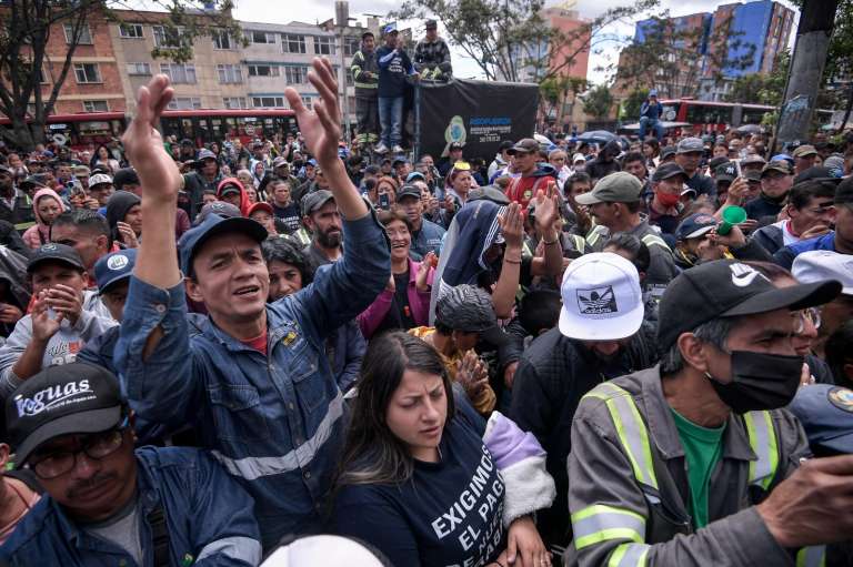 En la mañana de este miércoles 21 de junio, cientos de recicladores salieron a manifestarse en las inmediaciones de las oficinas de la Unidad Administrativa Especial de Servicios Públicos (Uaesp).