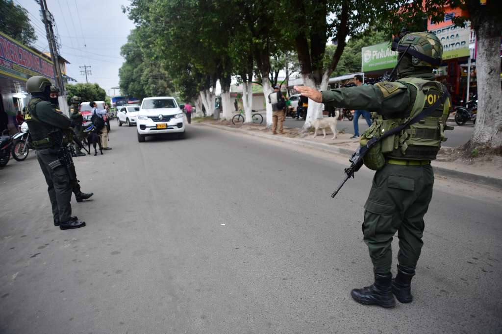 Policías realizan retenes y patrullajes en el municipio de Saravena, Arauca.
