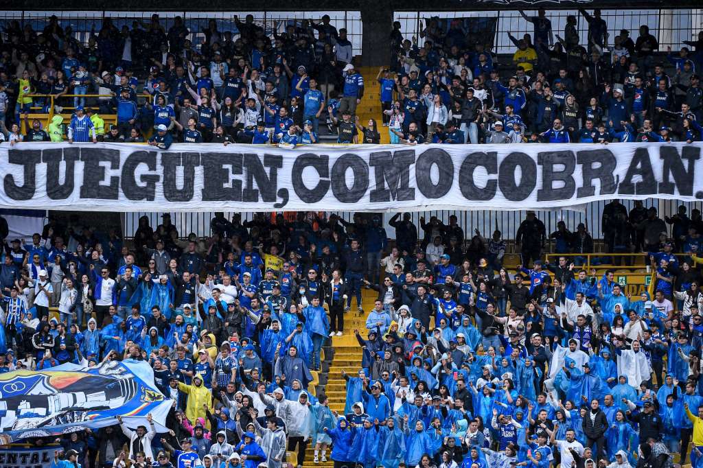 Millonarios volvió al triunfo tras semanas de incertidumbre, pero la tensión fue protagonista en El Campín. Derrotó 1-0 a Águilas Doradas con un gol de Kevin Palacios al minuto 76, en un partido marcado por el creciente malestar de la hinchada.