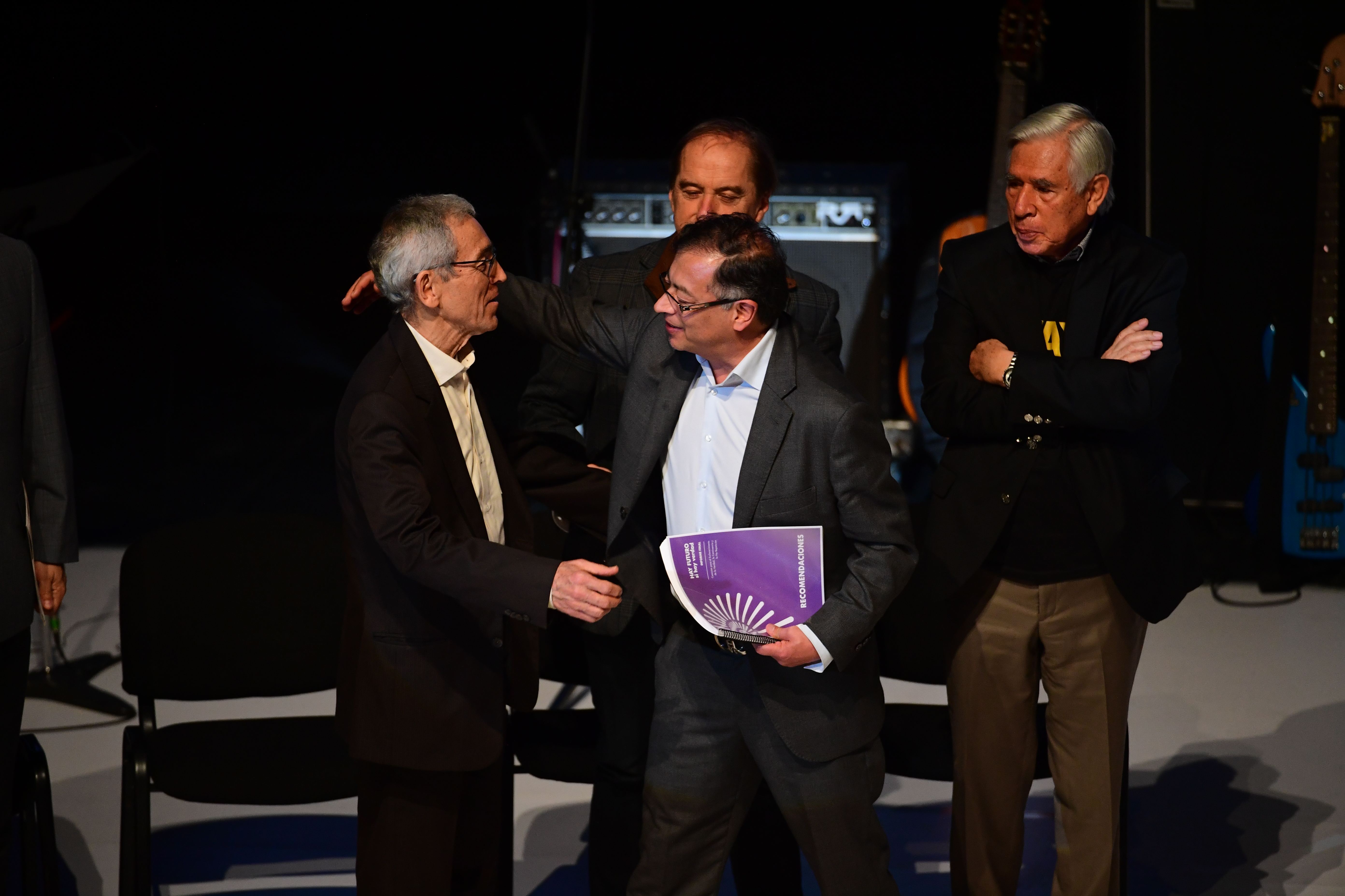 Sacerdote y exprovincial jesuita en compañía del presidente electo Gustavo Petro durante la entrega del informe final de la comisión de la verdad