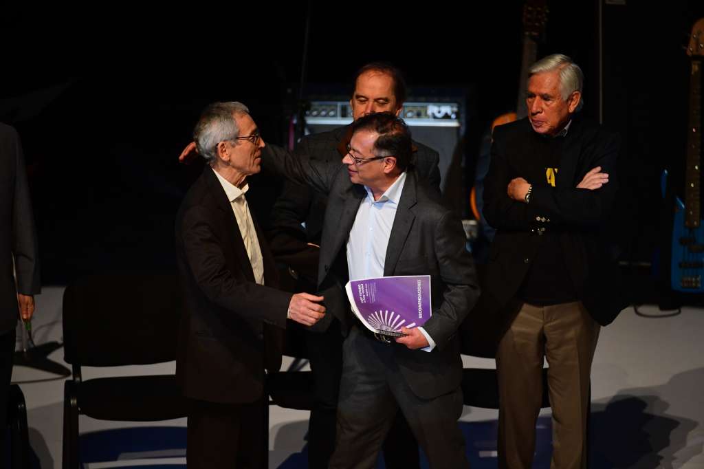 Sacerdote y exprovincial jesuita en compañía del presidente electo Gustavo Petro durante la entrega del informe final de la comisión de la verdad