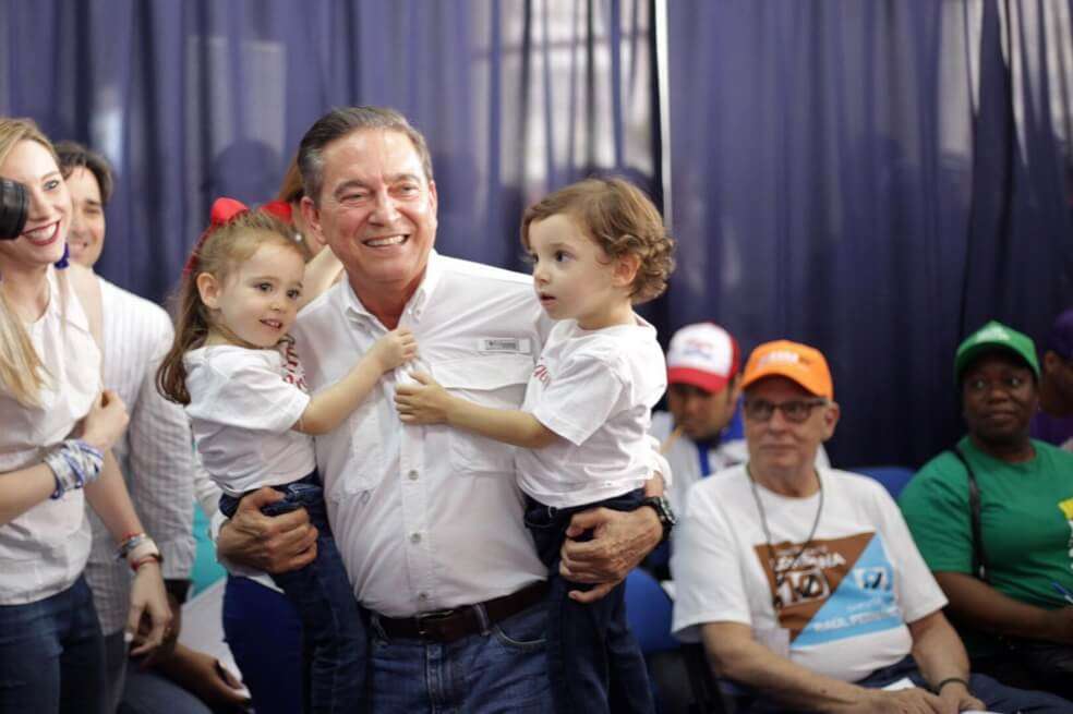 "Nito" Cortizo junto a su hijas, antes de conocer los resultados electorales. / AFP