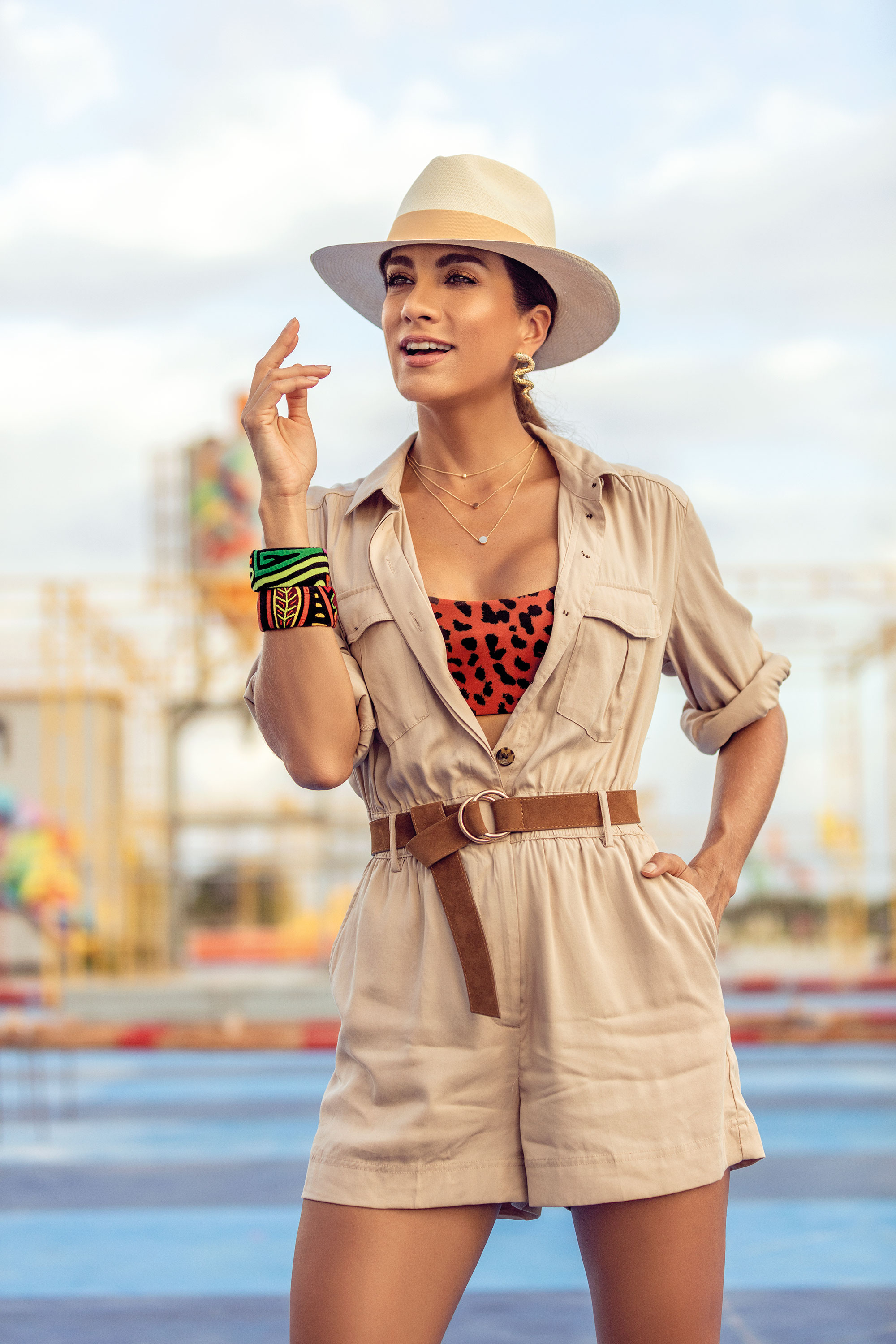 — ¿Qué es lo que más le gusta del mundo de la moda? –vuelvo a preguntar.