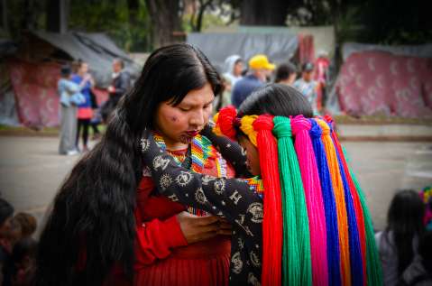 Mujeres emberá: entre la resistencia cultural y la lucha por la supervivencia
