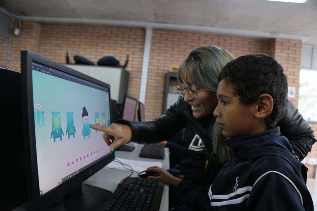 Alcaldía entregó computadores portátiles y kits escolares a colegio rural en Ciudad Bolívar