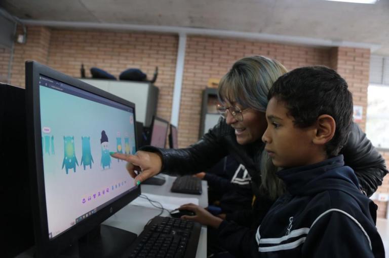 Entregan 106 computadores a colegio rural de Ciudad Bolívar, van 112.837 en Bogotá