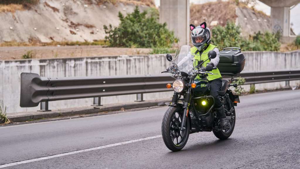 Casi siempre los chalecos airbag para moto están hechos externamente de un material reflectivo a la luz.
