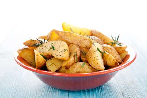 Papas en casco con salsa de ajo y queso parmesano