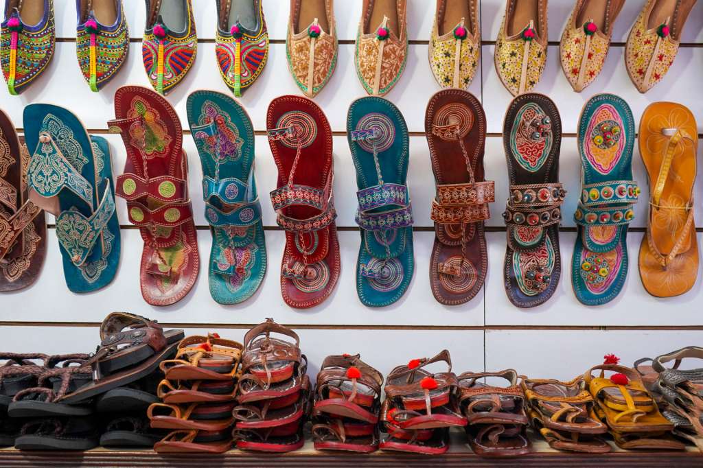 NUEVA DELHI, 13/07/2025.- Vista del Janpath Market, uno de los mercados en Nueva Delhi, donde se venden las sandalias tradicionales indias ‘Kolhapuri chappals’. La controversia estalló el mes pasado tras la presentación de la colección masculina de Prada, una de las firmas de lujo más influyentes del mundo. En redes sociales de la India miles de usuarios denunciaron el gran parecido de un modelo de sandalias usado en la pasalera con las ‘Kolhapuri chappals’, calzado tradicional, elaborado a mano con cuero curtido vegetalmente, es parte de la vida cotidiana en los estados indios de Maharashtra y Karnataka, donde se vende localmente por entre 800 y 1.000 rupias (aproximadamente entre 8 y 11 euros). EFE/Lucía Goñi