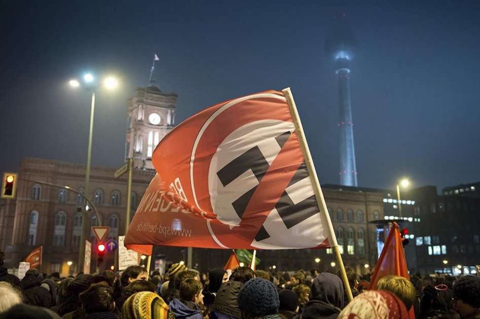Una manifestación en rechazo al racismo y al movimiento islamófobo Patriotas Europeos contra la Islamización de Europa, en Berlín, Alemania, el pasado 5 de enero. / EFE