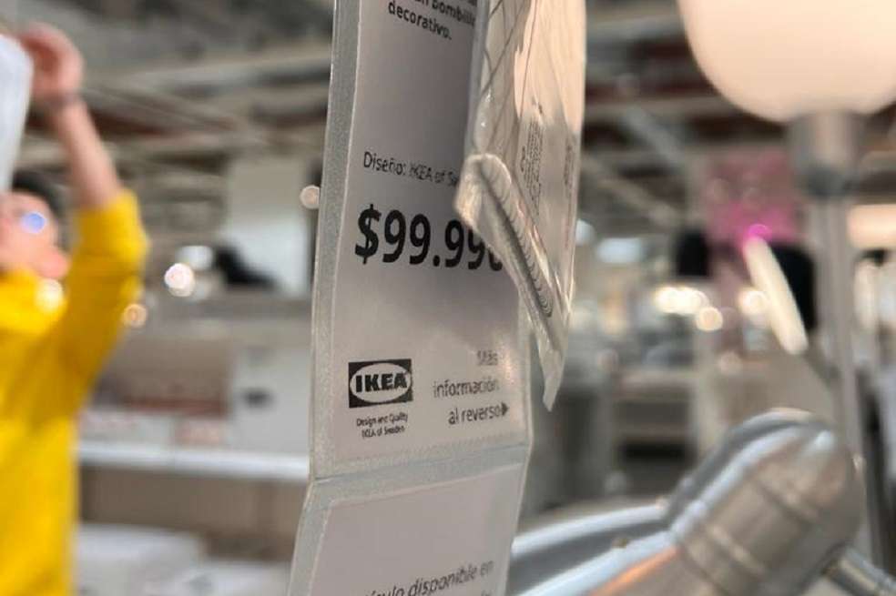 Las etiquetas de los productos de exhibición indican en qué pasilo y piso se encuentra, así como si se encuentra disponible en tienda o si se puede entregar a domicilio.
