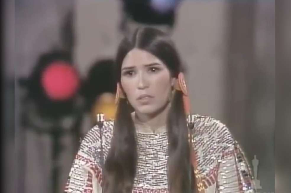 Sacheen Littlefeather tenía 26 años cuando tomó el lugar de Marlon Brando en los Óscar.