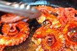 Receta para preparar pulpo salteado con chorizo español y páprika