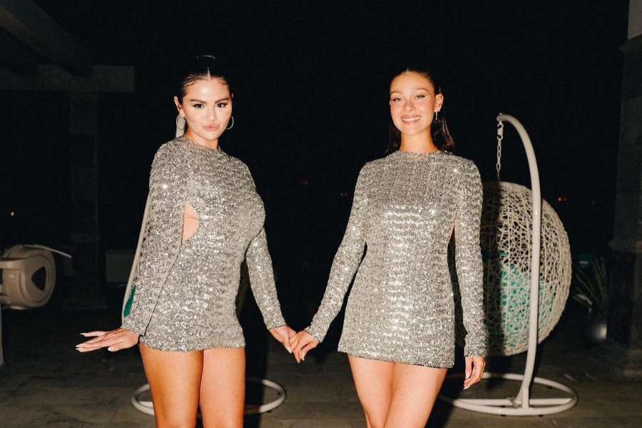 Selena y Nicola Peltz, la nuera de David Beckham, se han hecho muy amigas, tanto se se tatuaron la misma palabra: 'Angel'.