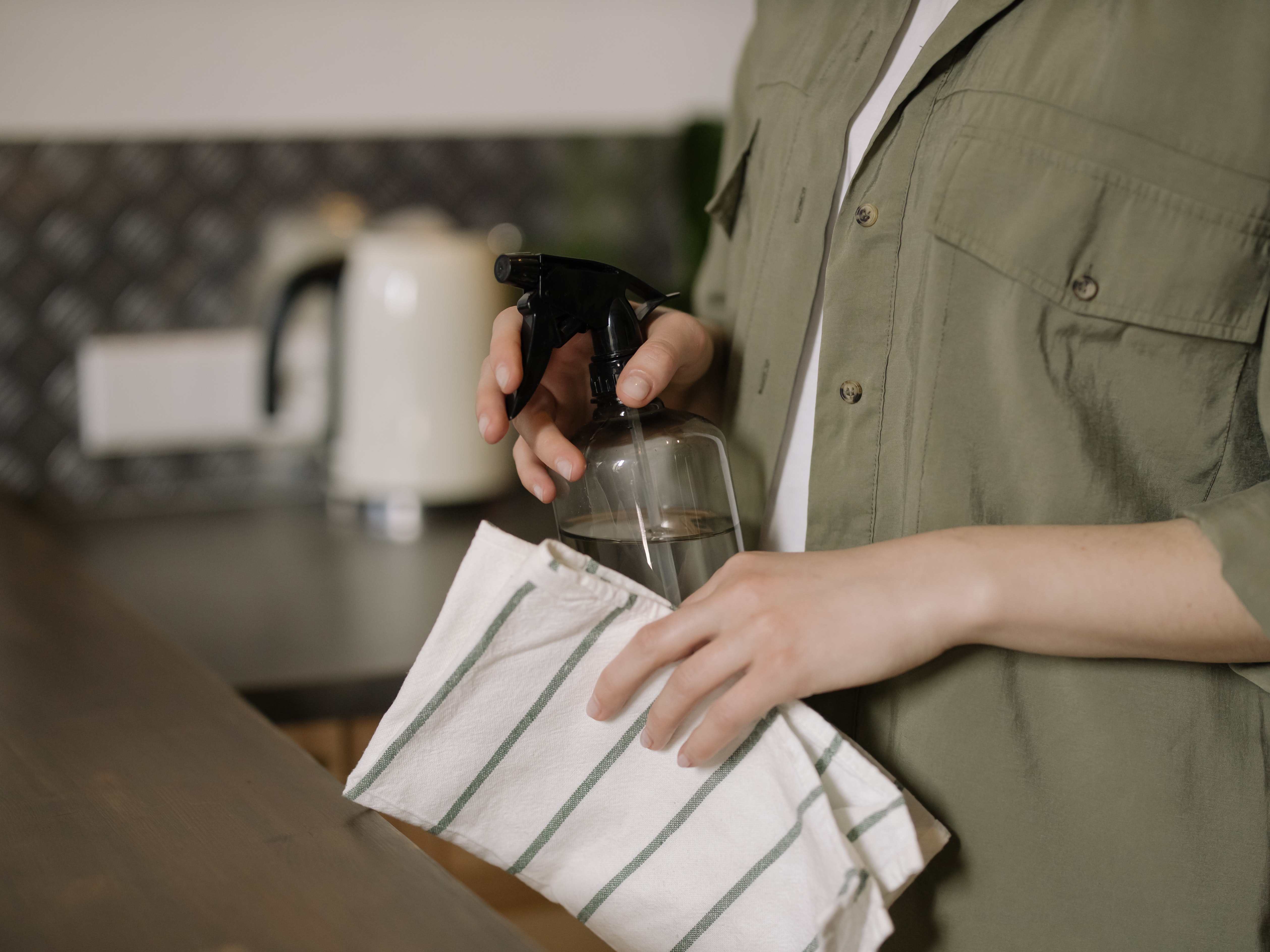 Aprende a lavar los trapos de la cocina para que queden libres de manchas y bacterias.