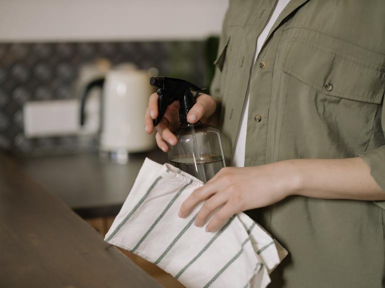 Cómo desengrasar las paredes de la cocina: trucos y consejos que sí sirven