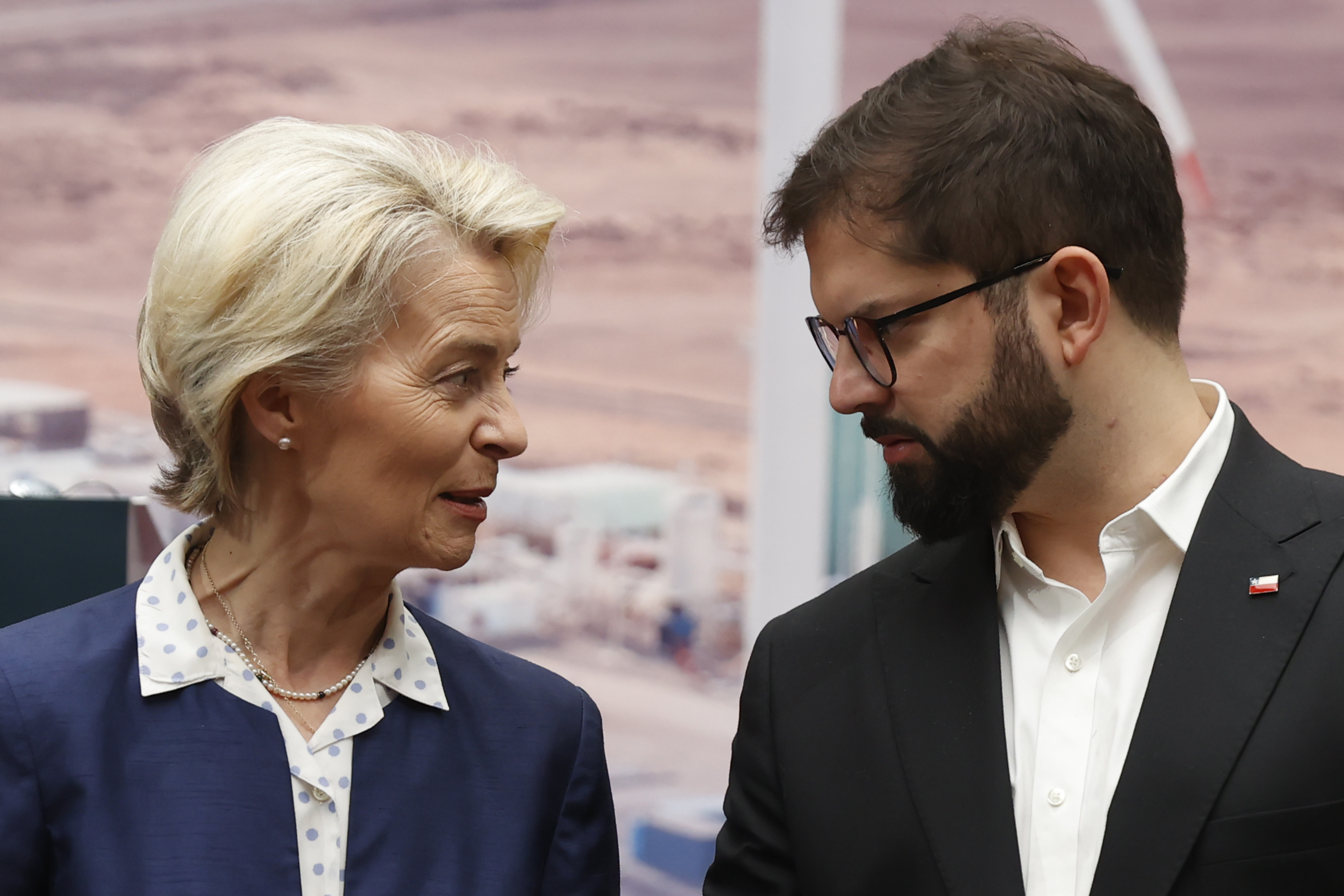 AME6571. SANTIAGO (CHILE), 14/07/2023.- Fotografía de archivo fechada el 14 de junio de 2023 del presidente de Chile, Gabriel Boric, y la presidenta de la Comisión Europea, Ursula von der Leyen, durante una declaración conjunta en el Palacio de La Moneda en Santiago (Chile). La pugna geoestratégica entre EE.UU. y China, los retos ante la crisis climática o la seguridad alimentaria son aspectos acuciantes sobre los que América Latina y la Unión Europea pueden acercar posturas en la Cumbre UE-CELAC, que se celebrará la semana que viene en Bruselas. EFE/ Elvis González