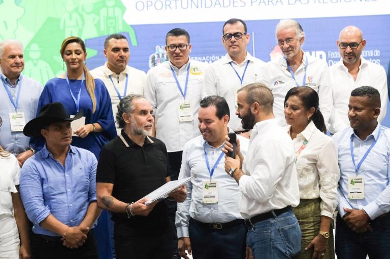 Gobierno Petro confirmó ante gobernadores giro a su paz total tras llamado a la consulta