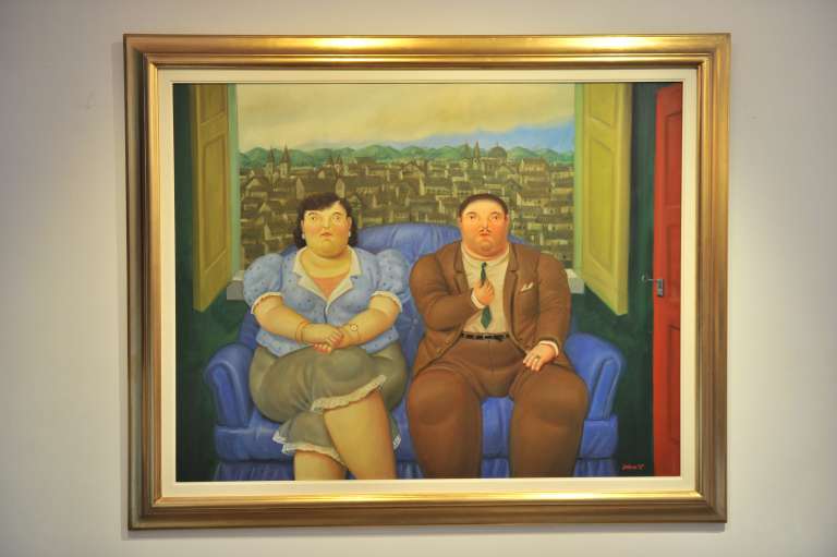 En 1952, luego de ganar el segundo puesto en el IX Salón Nacional de Artistas con su óleo "Frente al mar" que realizó mientras vivió en Tolú, se trasladó a Europa. Llegó primero a Madrid, donde se inscribió en la Academia de San Marcos donde estuvo influenciado por el renacimiento italiano que marcaron su estilo característico.