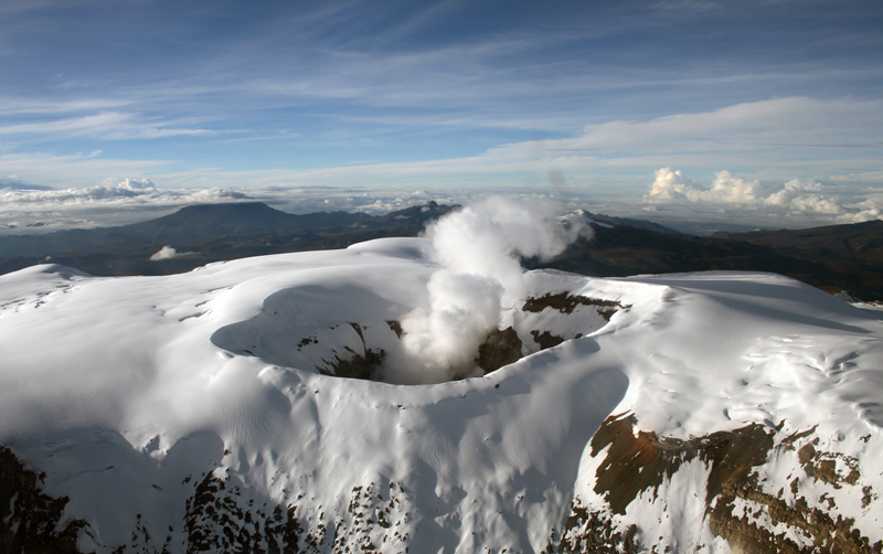 Continúa la actividad sísmica al interior del volcán nevado del Ruiz.